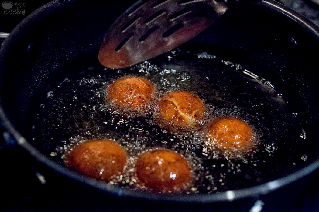 frying jamuns